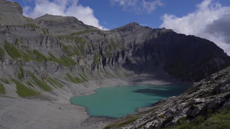 nubes que se mueven sobre el viejo lago emosson en los alpes suizos