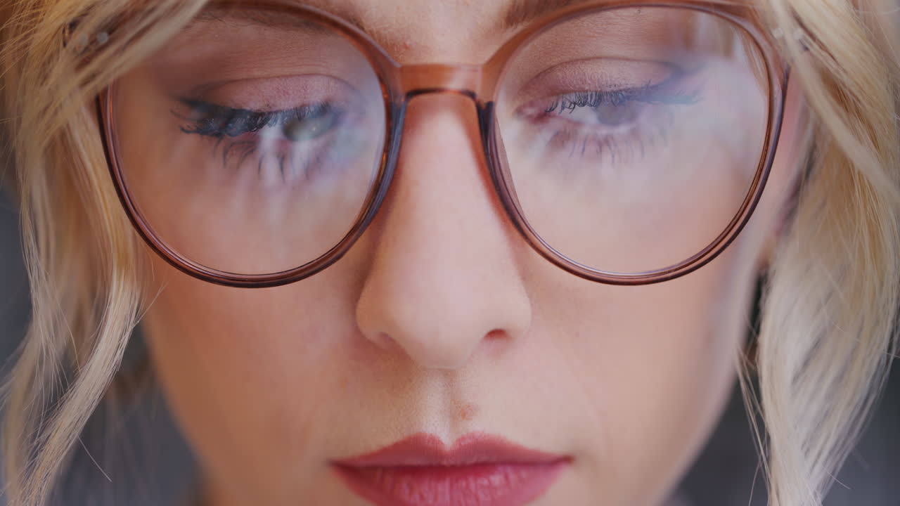 primer plano de la cara de una mujer trabajando en una computadora portátil
