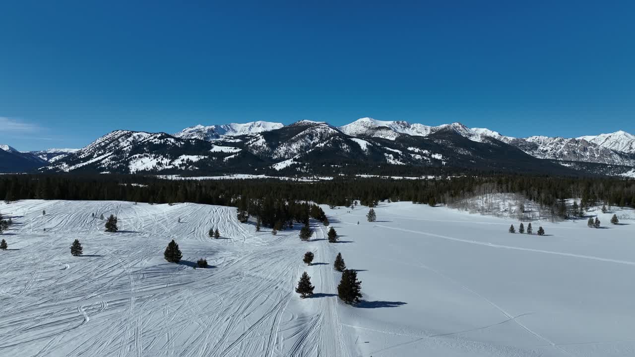 Paesaggio invernale con terreno boschivo e montagne coperte di neve vicino alla località turistica di Sun Valley, Idaho.