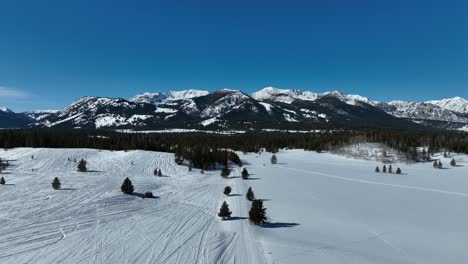 Paisaje-Invernal-Con-Terreno-Boscoso-Y-Montañas-Cubiertas-De-Nieve-Cerca-De-La-Ciudad-Turística-De-Sun-Valley-En-Idaho