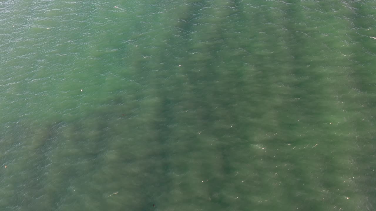 vista aérea de agua azul brillante