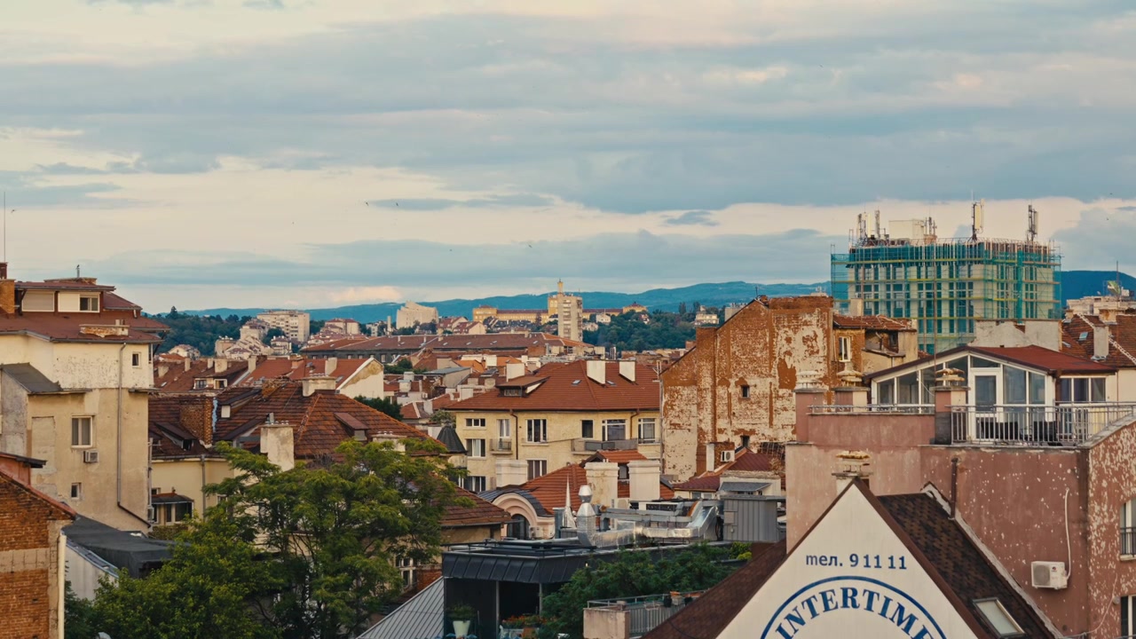 Vista panoramica dai tetti del centro di Sofia e della sua architettura con il Monte Vitosha al tramonto