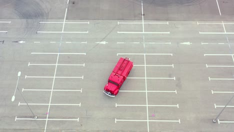 Vehículo-Rojo-Vintage,-Antiguo-Motor-De-Bomberos-Equipado-Con-Herramientas-Para-Tareas-De-Extinción-De-Incendios,-Conducción-En-Estacionamiento-Vacío