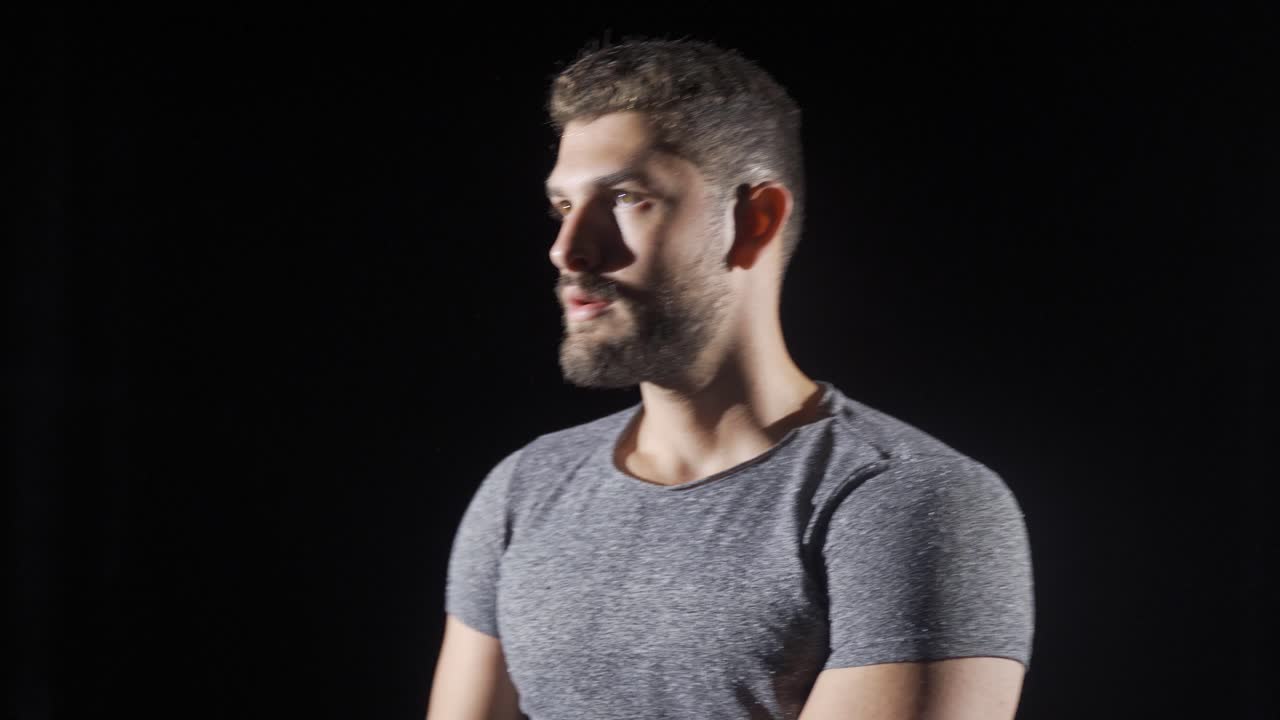 el boxeador hace movimientos.