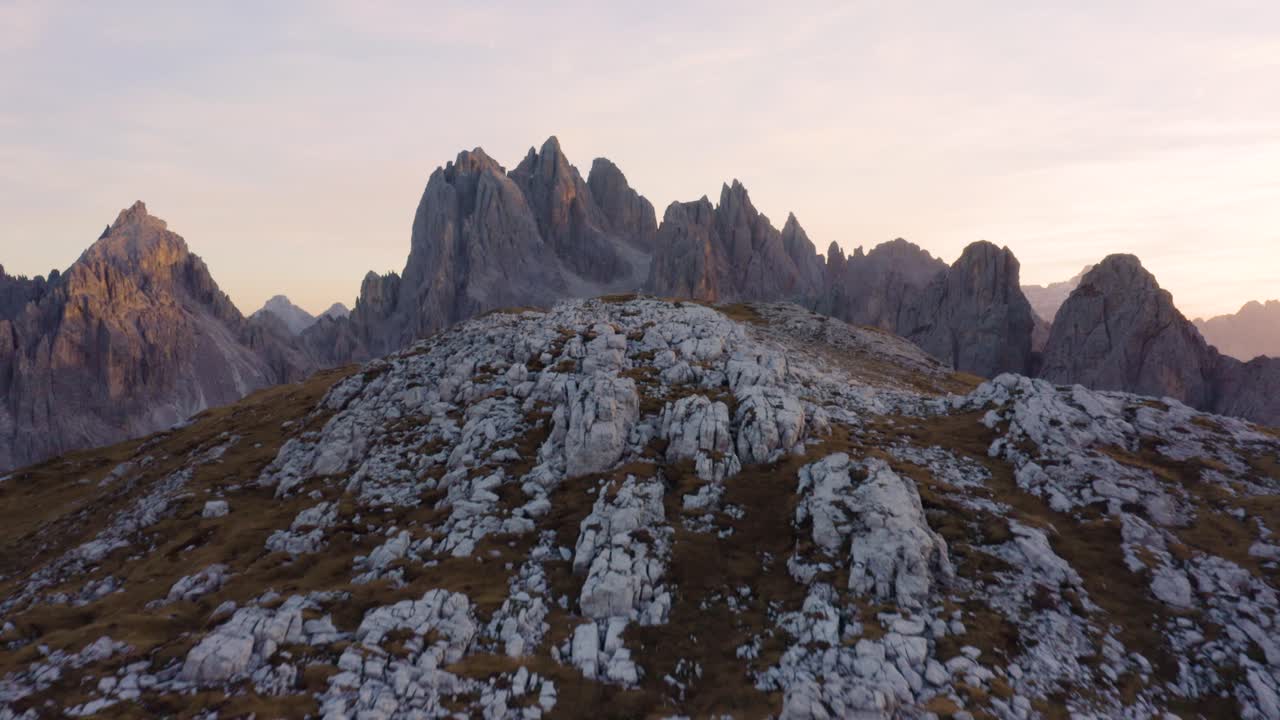 hermosa toma aérea revela picos de montaña cadini en dolomitas