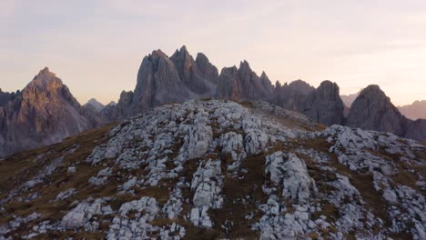 Hermosa-Toma-Aérea-Revela-Picos-De-Montaña-Cadini-En-Dolomitas