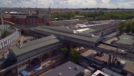 Gelbe-S-Bahn-Fährt-In-Den-Bahnhof-Ein