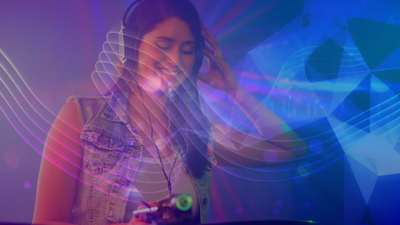 animación digital que muestra a un discotequista sonriente mezclando música en un pub 4k
