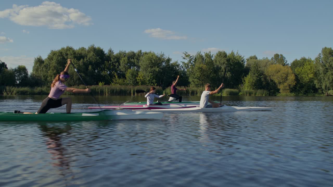 Canoa e kayak su un fiume