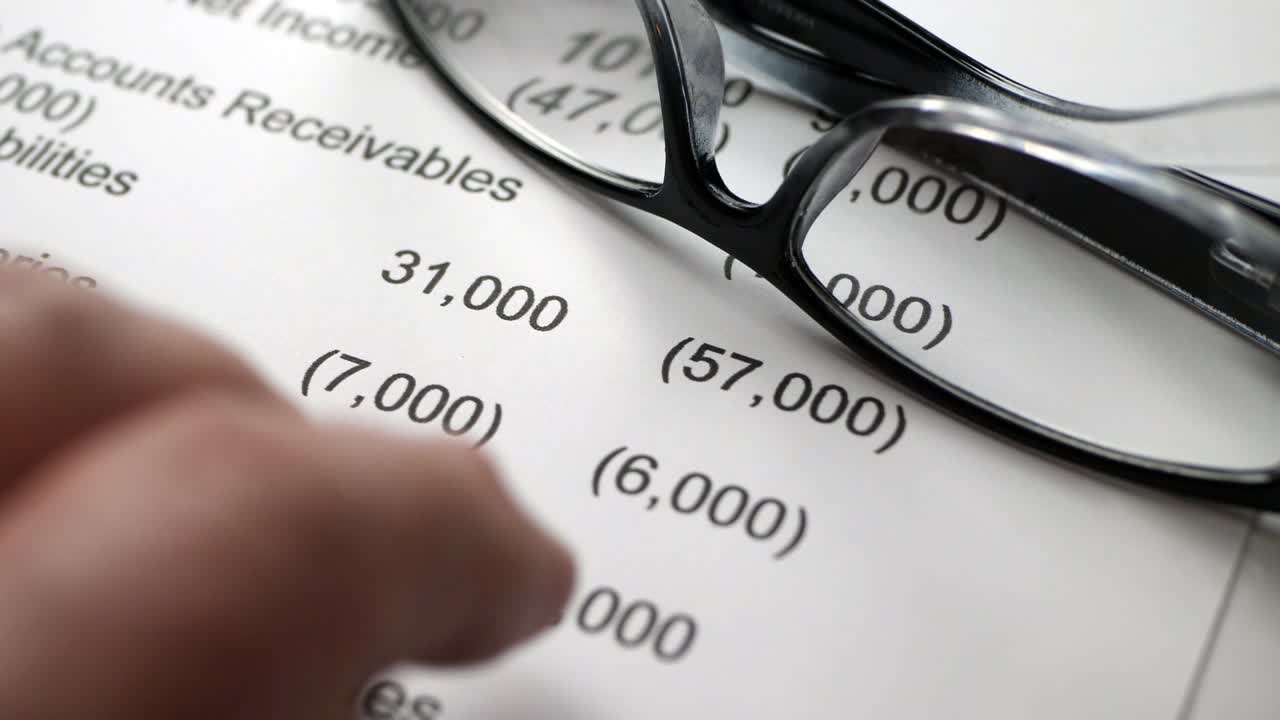 toque con el dedo en el informe financiero