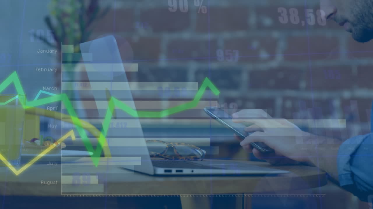 animazione di più grafici con numeri mutevoli, uomo caucasico che lavora sul portatile
