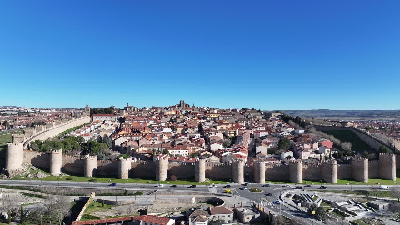 voo ascendente com um drone na cidade medieval de ávila, patrimônio mundial da unesco, descobrindo suas habitações internas e com a catedral no fundo que faz parte da parede no dia da espanha