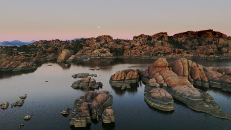 imágenes de gimbal del lago con interesantes formaciones rocosas alrededor de un lago con luna llena
