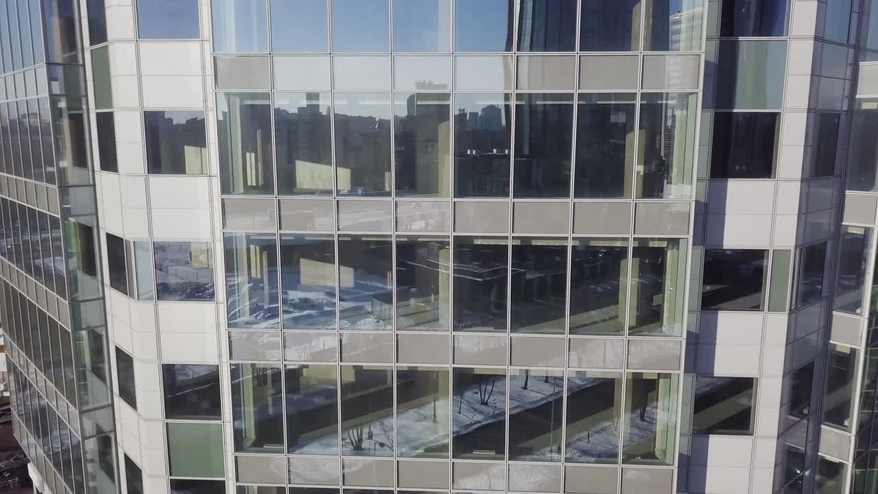 edificio de oficinas moderno en construcción