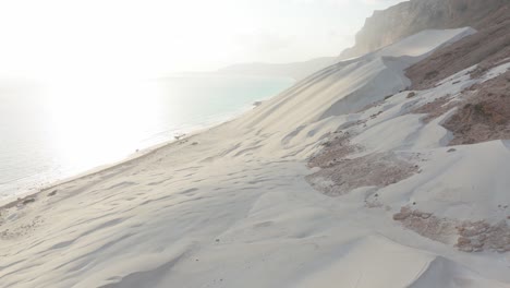 dunas de arena blanca en la costa de la playa de archer al amanecer, isla de socotra