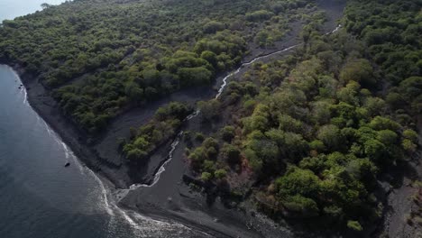 Volando-Sobre-El-Río-De-Lava-En-La-Isla-Volcánica-Sangeang-En-La-Hermosa-Indonesia