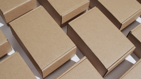 vídeo de cajas de cartón con espacio para copiar sobre fondo blanco