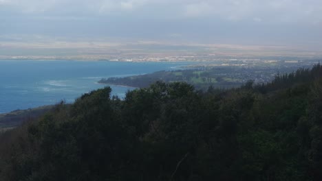 Vista-Panorámica-De-La-Costa-Noroeste-De-Maui-Con-Exuberante-Vegetación-Y-Océano-En-La-Distancia.