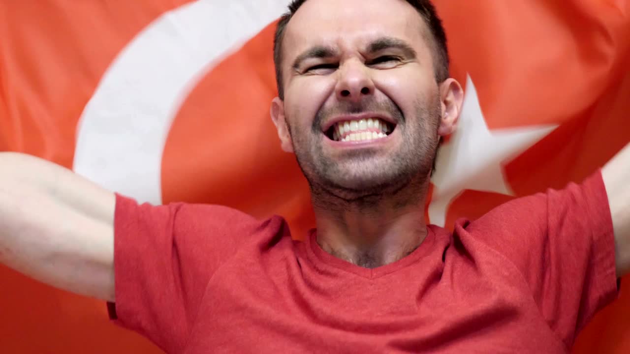 un fanático turco celebra sosteniendo la bandera de turquía en cámara lenta, 4k, de alta calidad