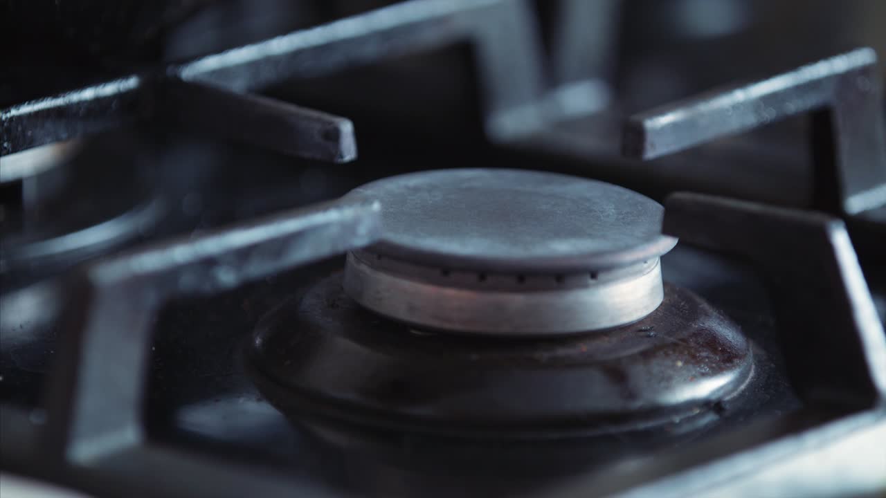 화재 블레이드와 함께 부에서 열려있는 가스 스토브. 요리 저녁 식사 개념