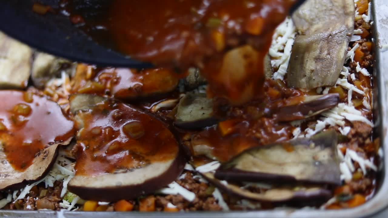 cocinando pollo miso con berenjenas, cebollas de primavera y chile - de cerca