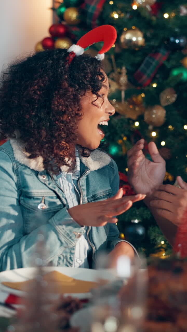 Casal jovem e feliz conversando e rindo no jantar de Natal
