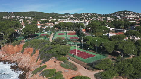 Cancha-De-Tenis-Junto-Al-Mar-En-Bandol-Francia