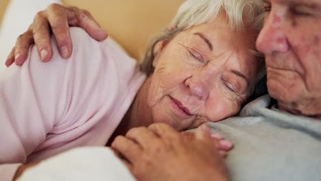 anciano, pareja y dormir en la cama comodidad para el abrazo
