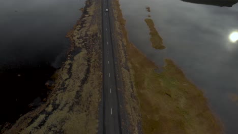 tráfico a lo largo de una carretera escénica islandesa