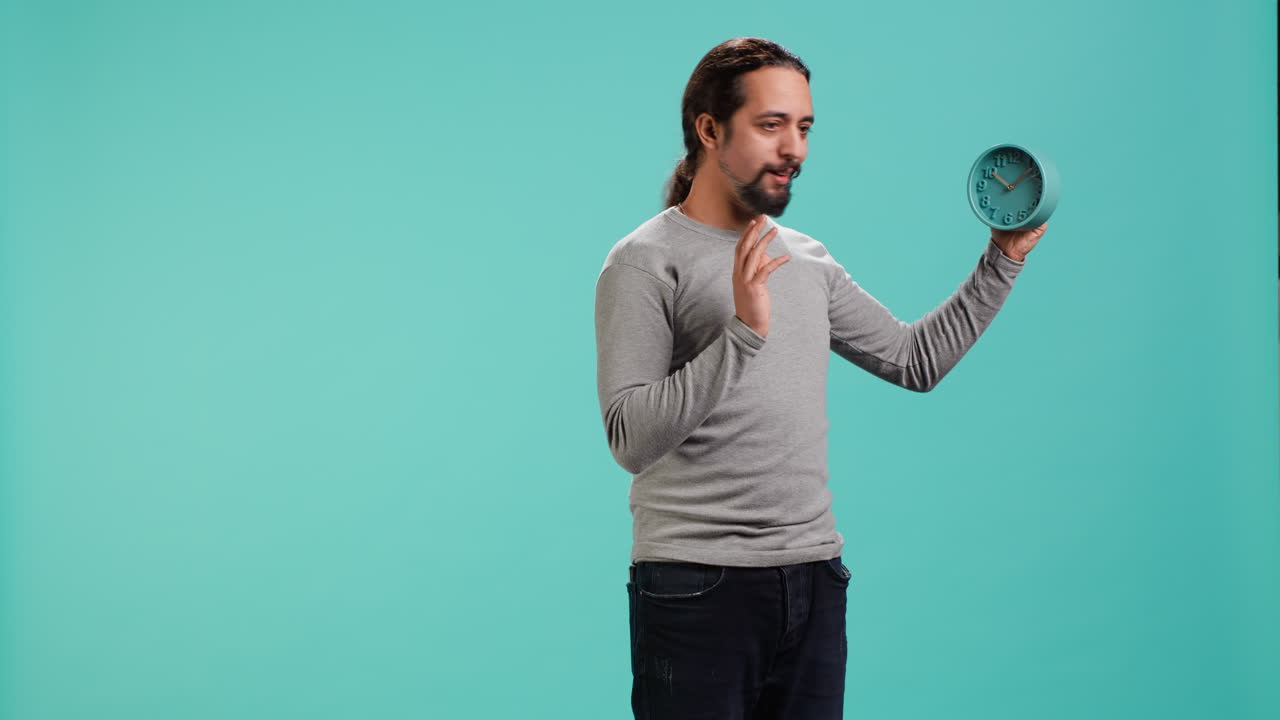 hombre impaciente mirando el reloj, ansioso por el paso del tiempo