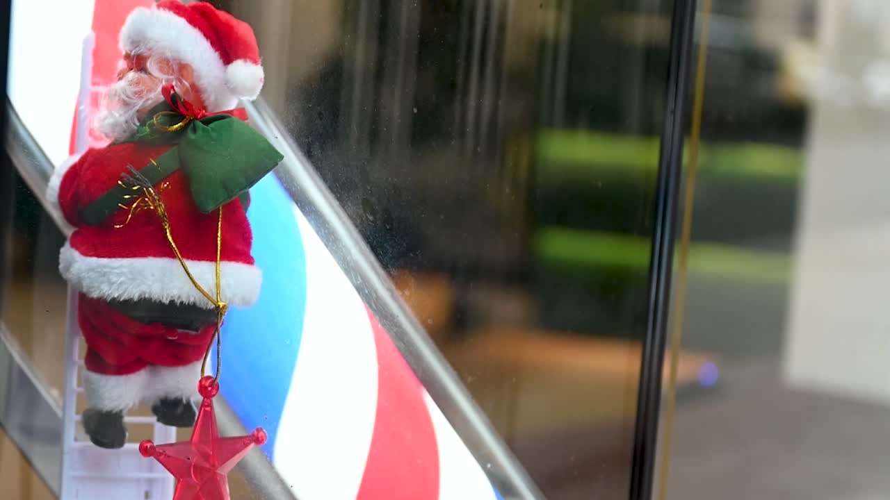 산타가 정상에 오르고 있다, 런던, 영국