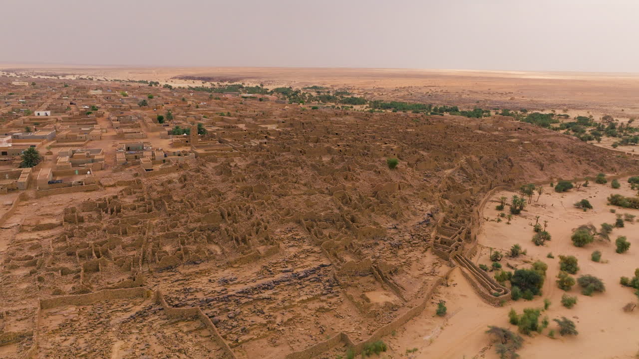 Thành phố cổ Ouadane đổ nát ở Mauritania - Di sản Thế giới UNESCO. Cảnh quay máy bay không người lái từ trên cao.