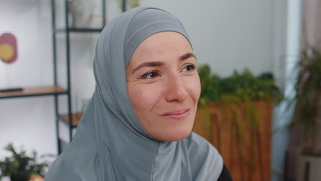 Retrato-De-Una-Joven-Mujer-De-Negocios-Musulmana-Feliz-Y-Tranquila-Usando-Hijab-Sonriendo-Amable-Soñando-Satisfecho