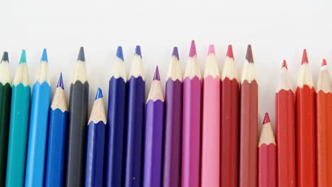 Close-up-of-colored-pencils-arranged-in-a-wave-pattern