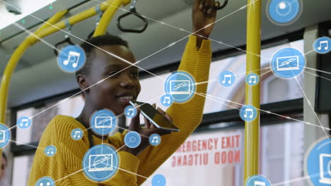 animación de iconos conectados, mujer afroamericana hablando por teléfono móvil mientras viaja en autobús
