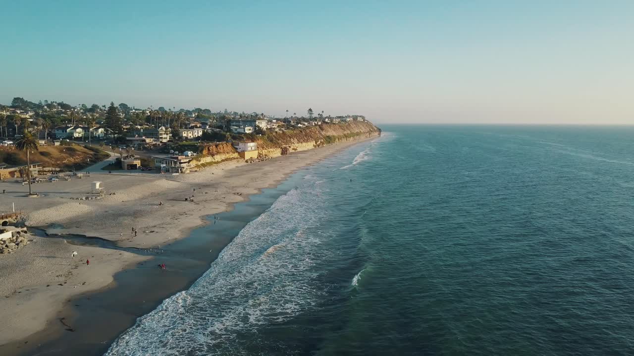 Giornata calda e soleggiata sulla splendida spiaggia Moonlight nella California meridionale - Ripresa drone 4k di Encinitas vicino a San Diego.