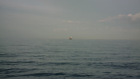 Ein-Boot-Ganz-Allein-Auf-Dem-Meer