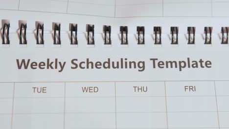texto revelador 'plantilla de programación semanal' al abrir el bloc de notas