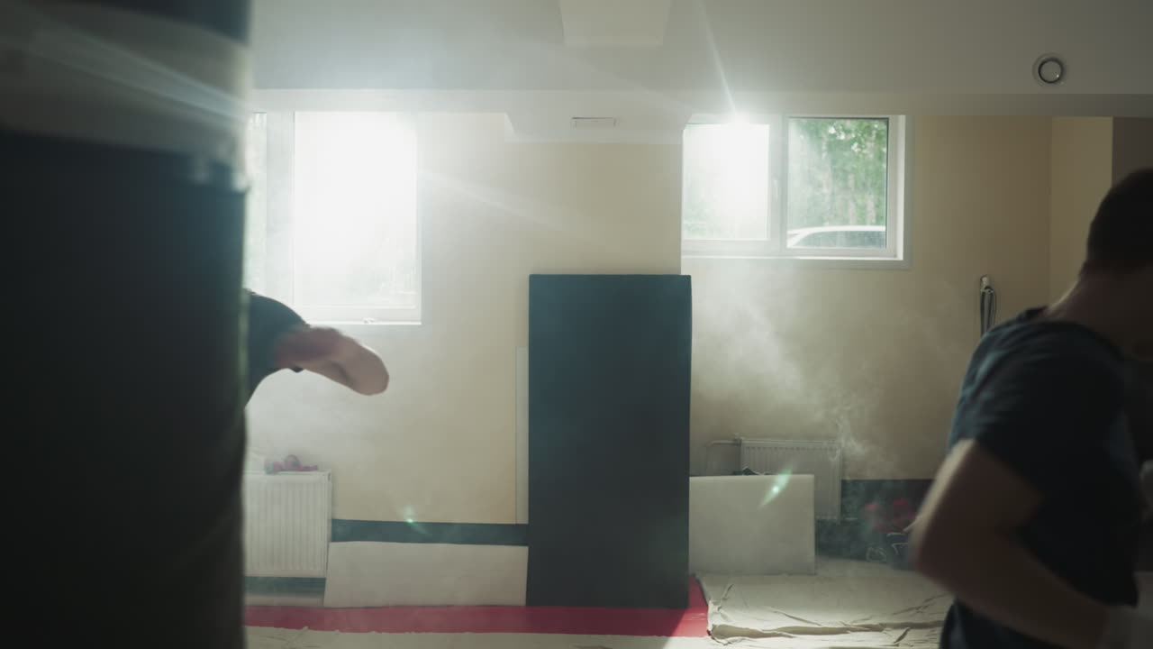 복싱 선수들은 전투 체육관에서 가을 돌리며 달린다. 젊은 스포츠 선수들은 혼합 무술 클럽에서 특별한 복싱 운동을 한다. 몸과 마음의 발달.