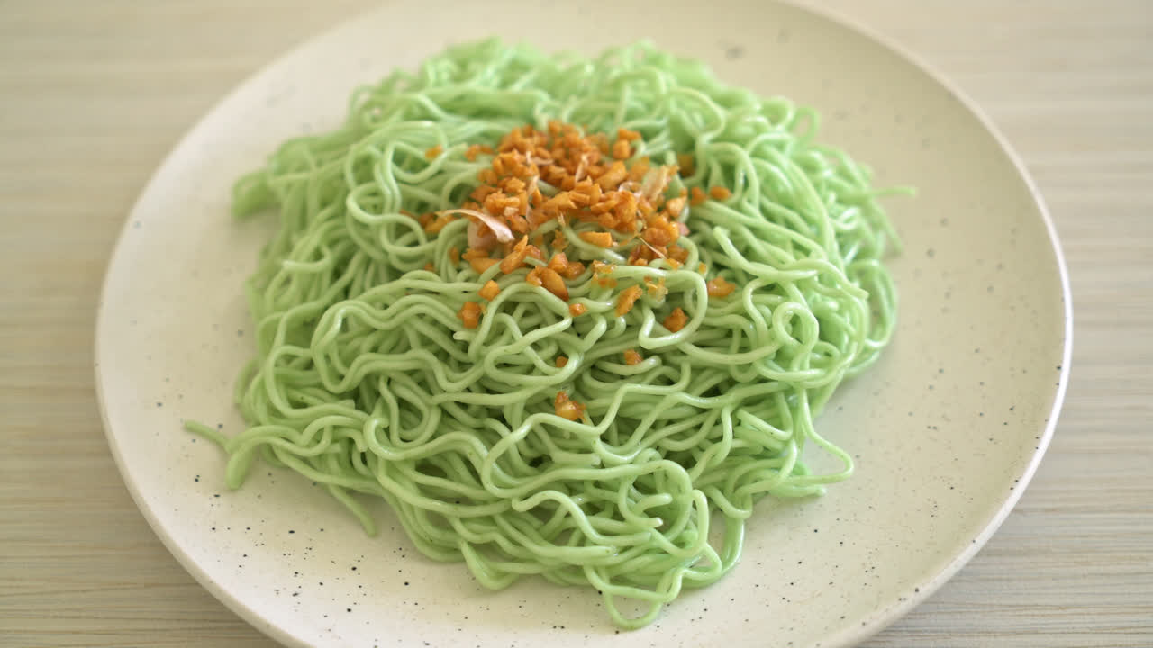 Fideos de jade verde con ajo en la placa