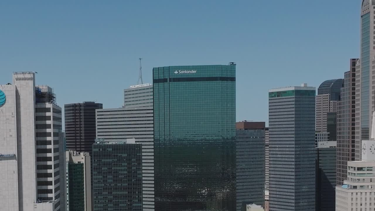 Vista del centro di Dallas con la torre Santander in una giornata limpida