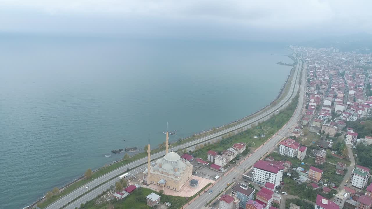 Ilmakuva Giresunin maakunnan maisemasta ja Sarayburnun moskeijasta Turkissa.