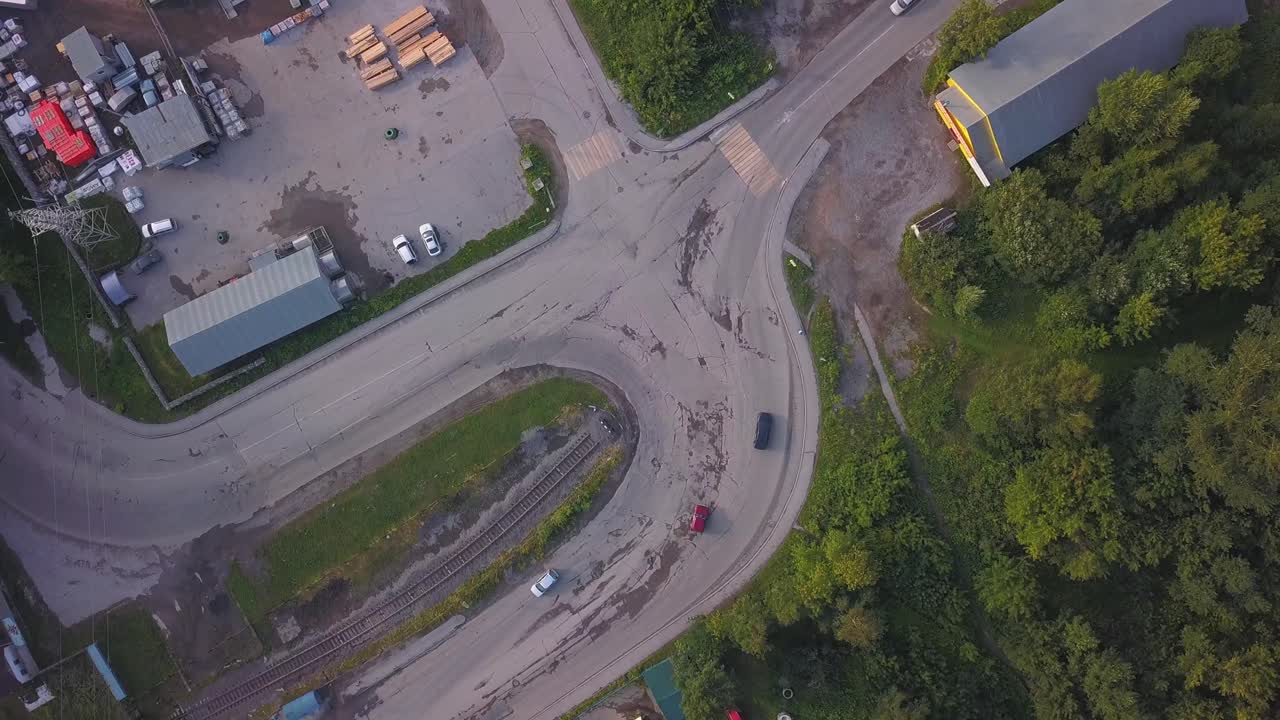 воздушный вид на дорожное пересечение в городе с промышленной зоной