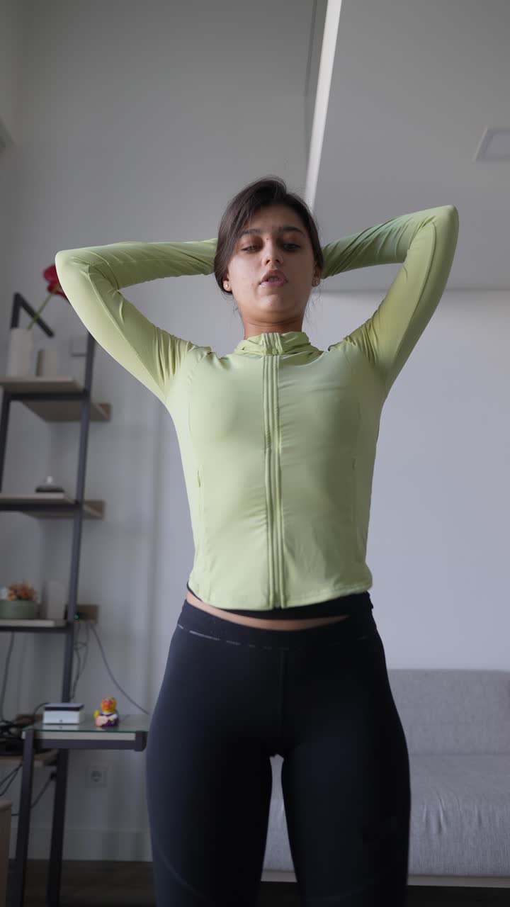 mujer haciendo yoga o estiramiento en casa