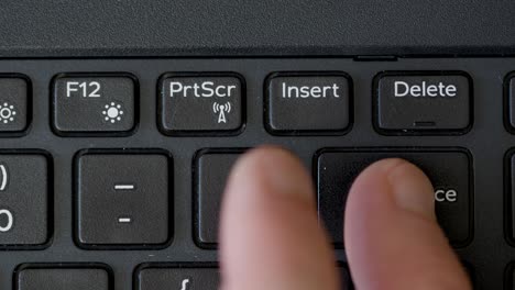 Draufsicht-Mit-Dem-Finger,-Der-Die-Rücktaste-Der-Tastatur-Drückt-Keyboard