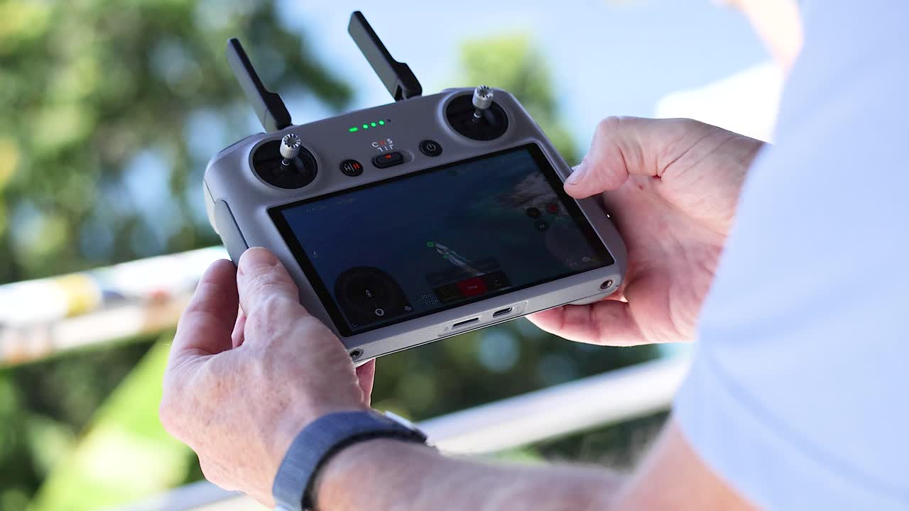 persona que controla el dron con el control remoto en phuket