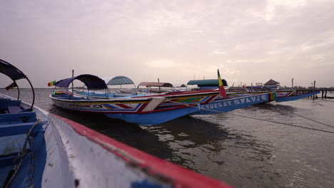 Senegal-Bassari-País-Africano-Tradicional-Barco-De-Madera-Amarrado-En-El-Lago