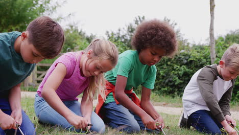 Grupo-De-Niños-En-Un-Viaje-De-Campamento-Al-Aire-Libre-Aprendiendo-A-Hacer-Fuego