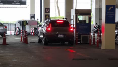 coche entrando en el garaje de estacionamiento