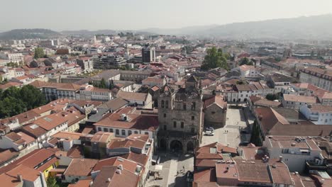 catedral de braga : antena orbitando alrededor del histórico monumento eclesiástico